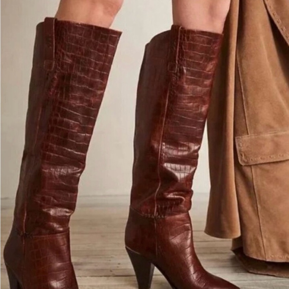 RARE Free People brown 🐊 crocodile leather Stevie knee-length boots
